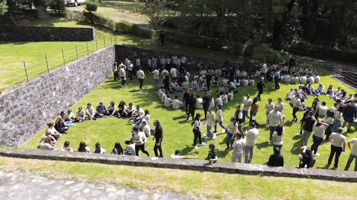 Dinámica de coaching de equipos al aire libre durante un retiro corporativo