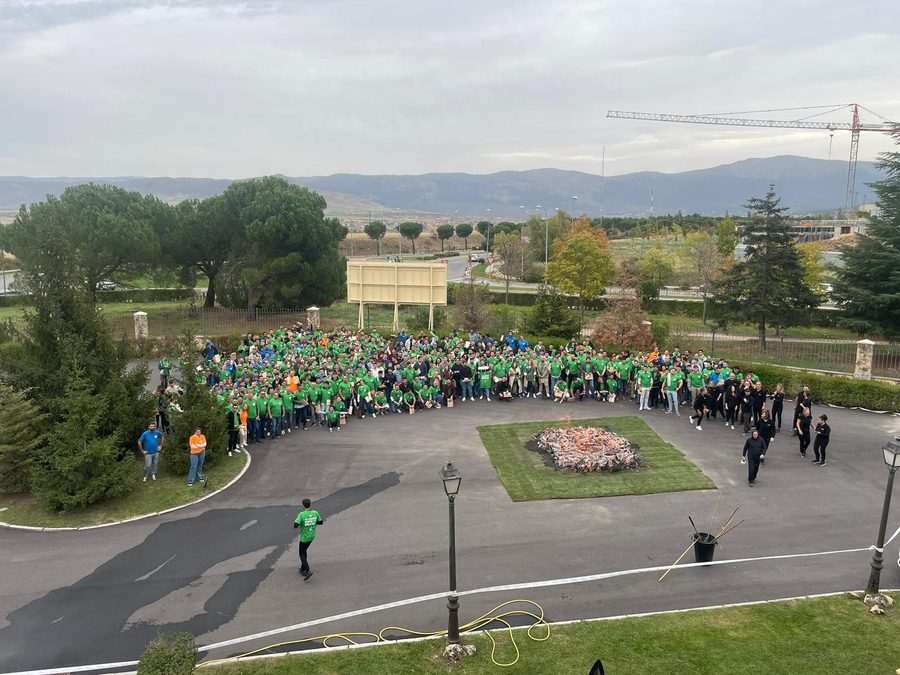 500 personas de Tecnocasa en firewalking simultáneo