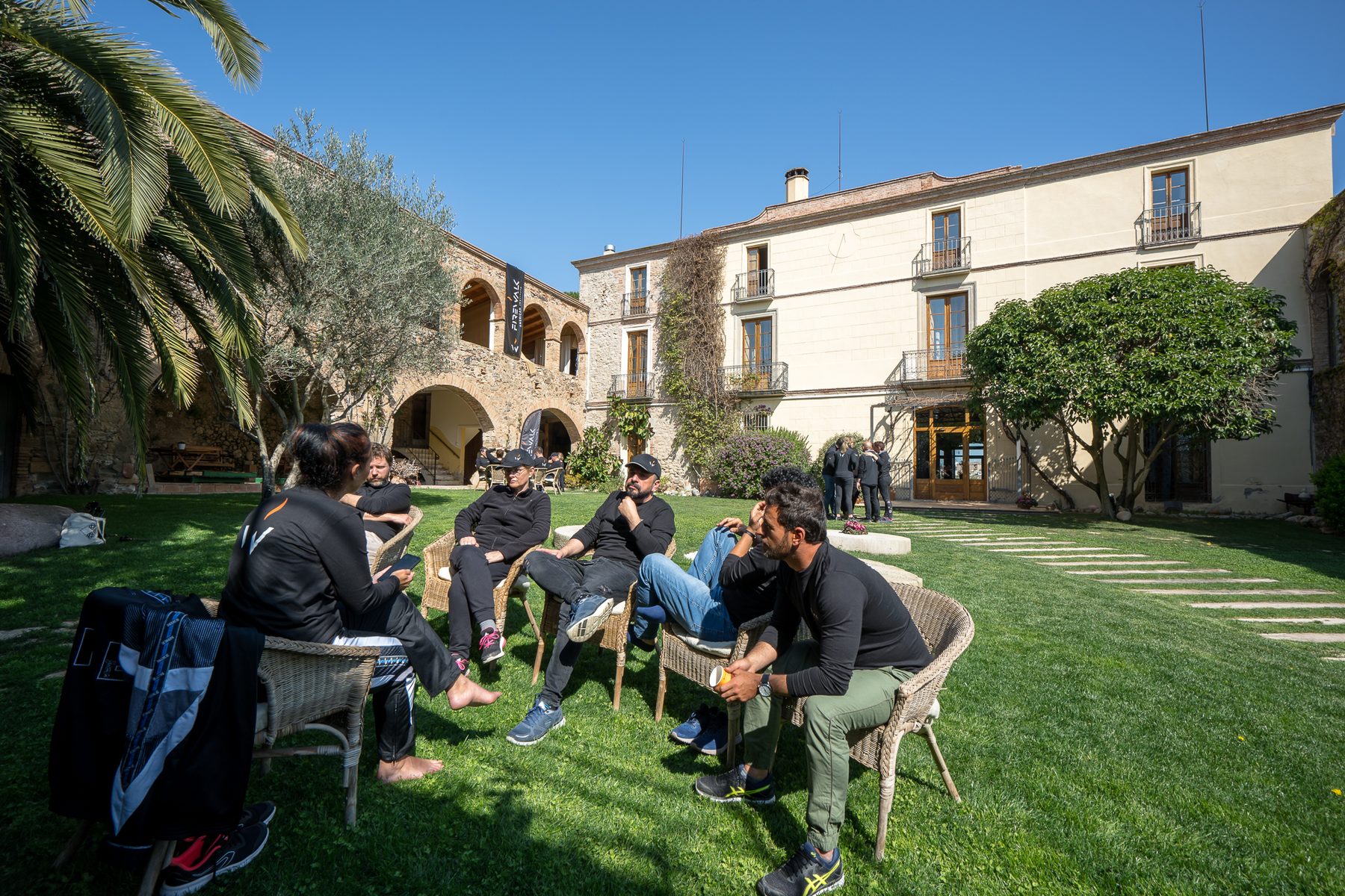 Retiro de empresa REC: comité de dirección en conversación en el jardín de una masía