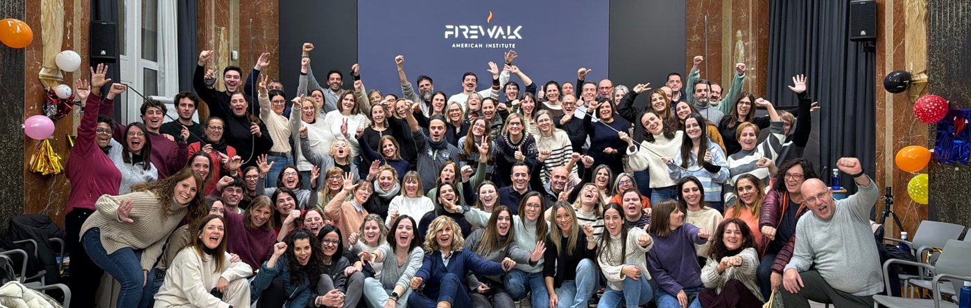 Formación experiencial para equipos: grupo celebrando en una sala
